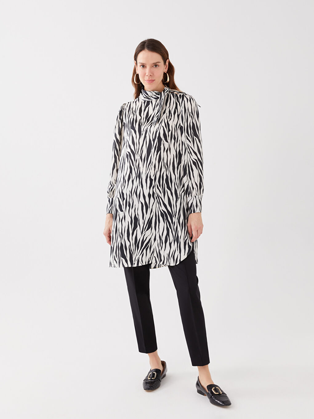 Siyah Bağlamalı Yaka Desenli Kadın Saten Tunik-2