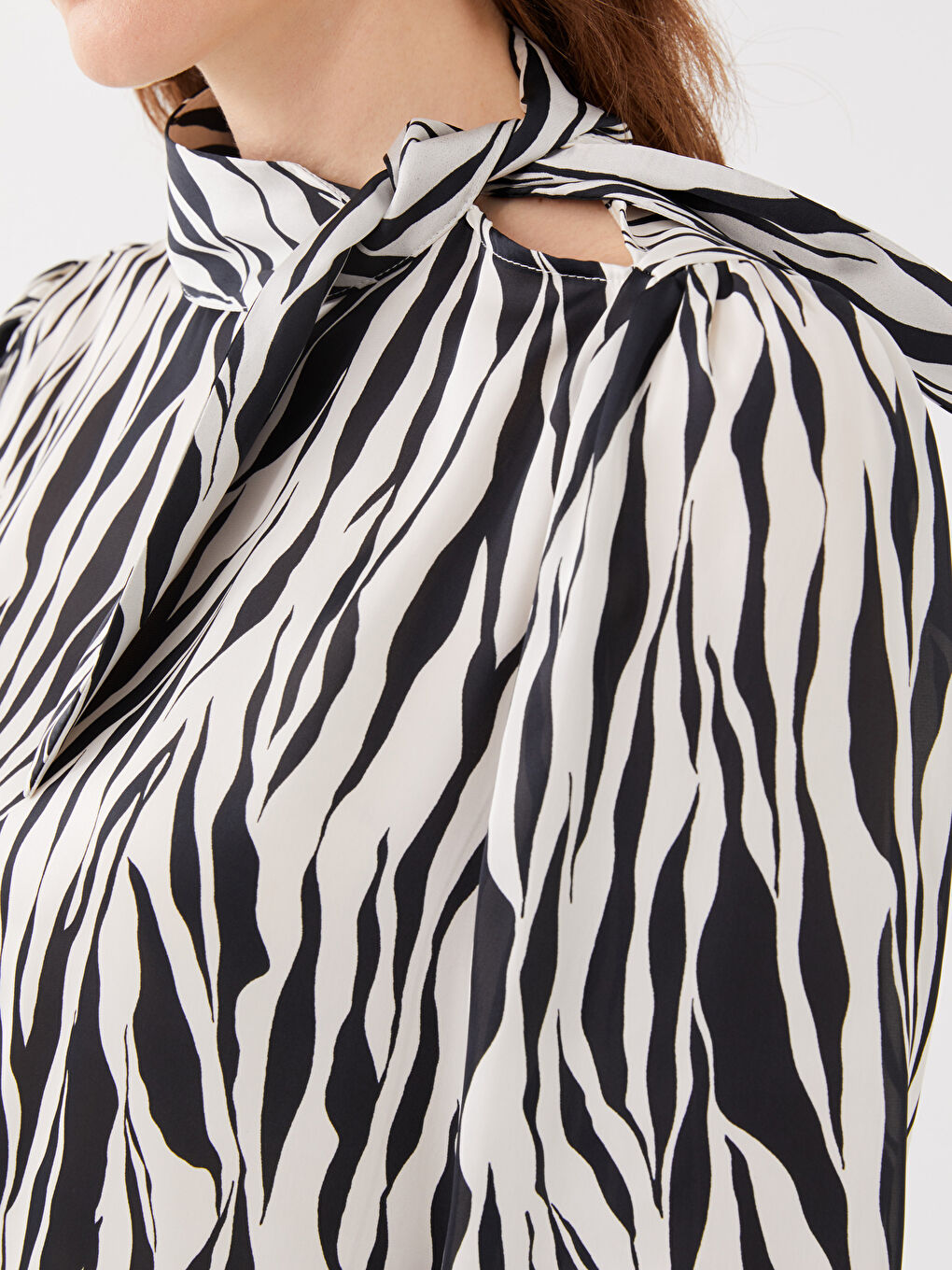 Siyah Bağlamalı Yaka Desenli Kadın Saten Tunik-3