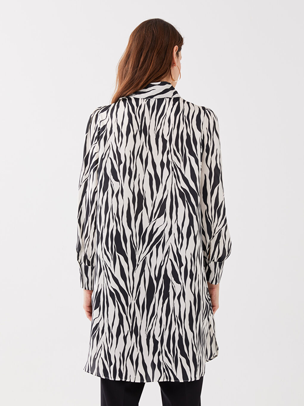 Siyah Bağlamalı Yaka Desenli Kadın Saten Tunik-4