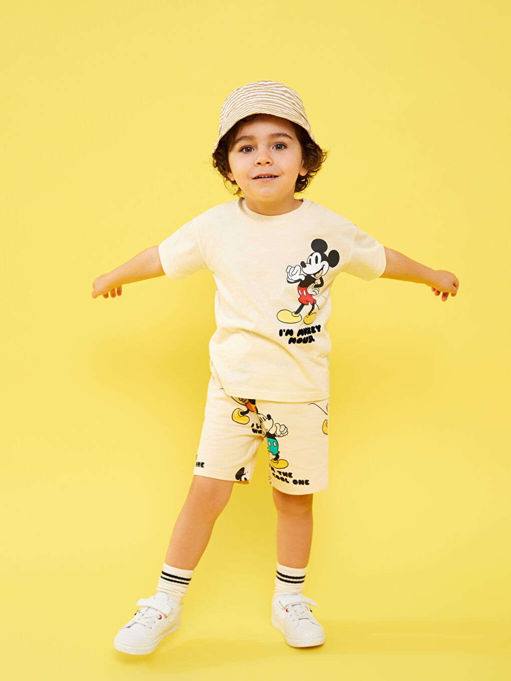 Bisiklet Yaka Kısa Kollu Mickey Mouse Baskılı Erkek Bebek Tişört ve Şort 2'li Takım-2