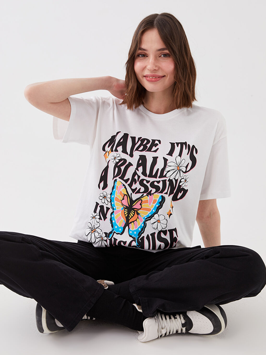 Beyaz Bisiklet Yaka Baskılı Kısa Kollu Kadın Tişört