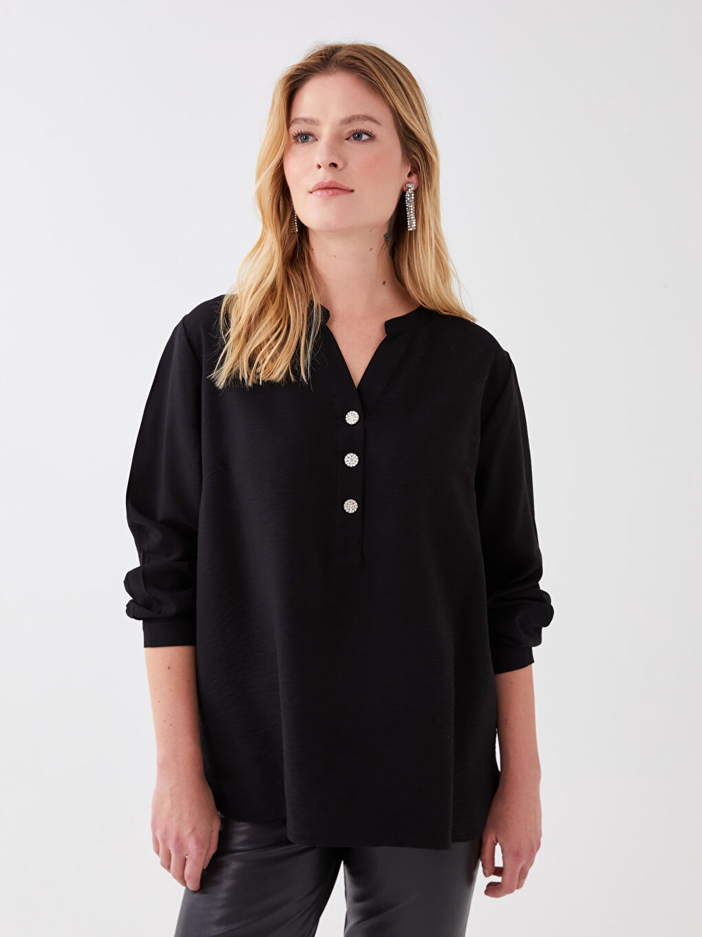 Siyah Kaçık Yaka Düz Uzun Kollu Kadın Bluz