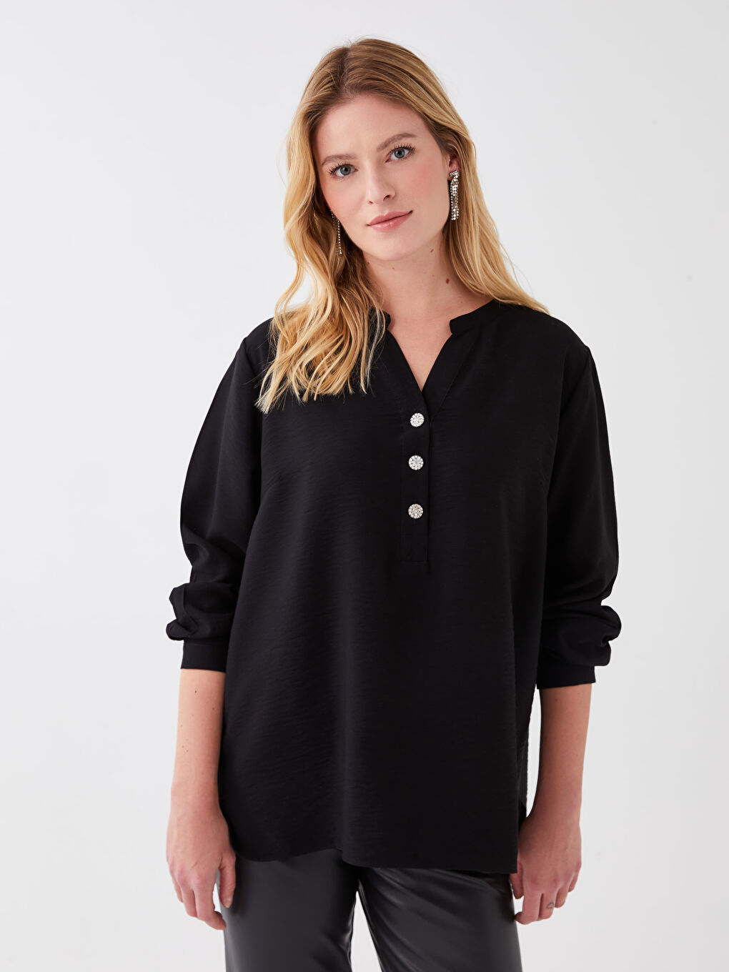 Siyah Kaçık Yaka Düz Uzun Kollu Kadın Bluz-1
