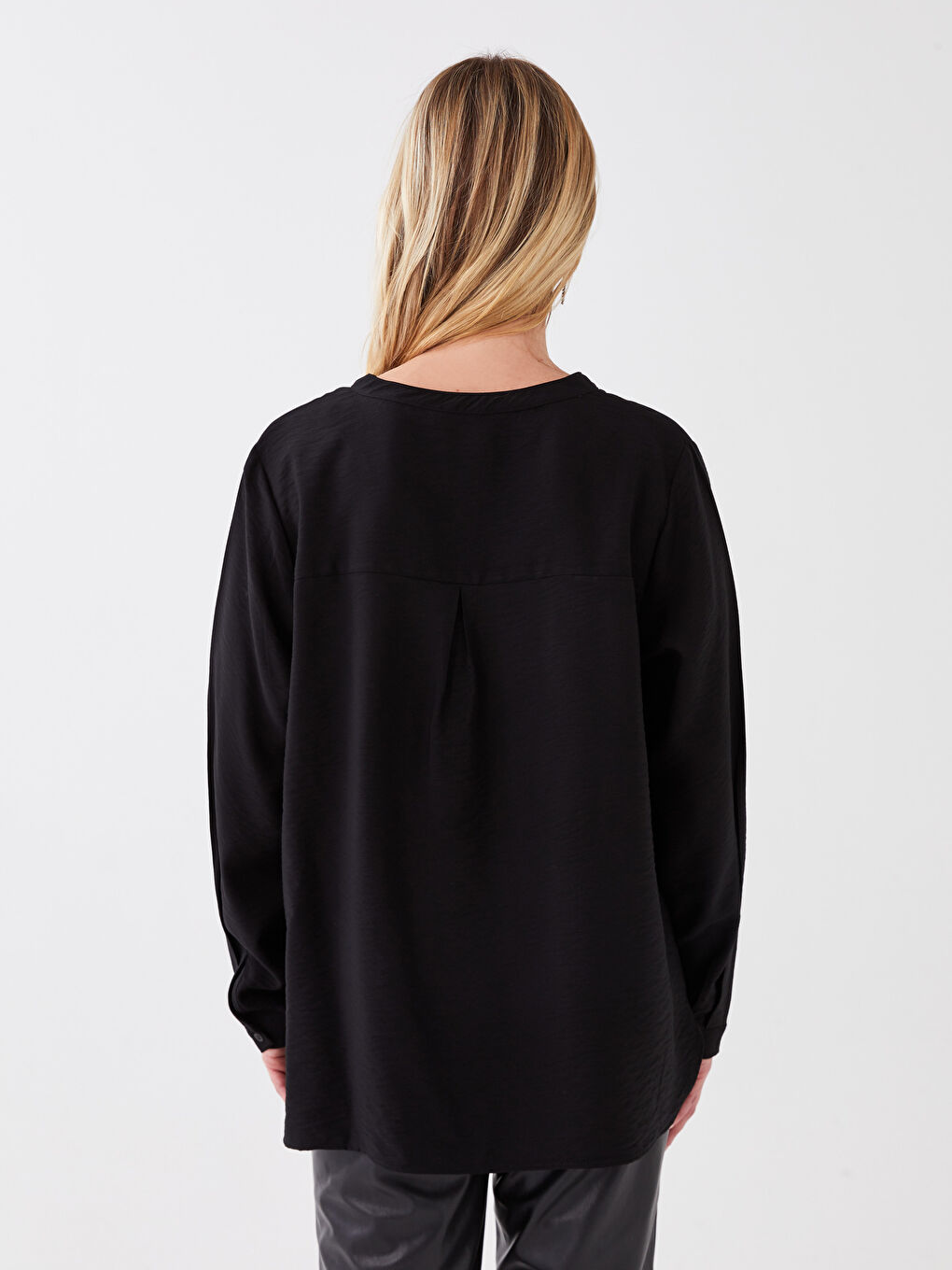 Siyah Kaçık Yaka Düz Uzun Kollu Kadın Bluz-3