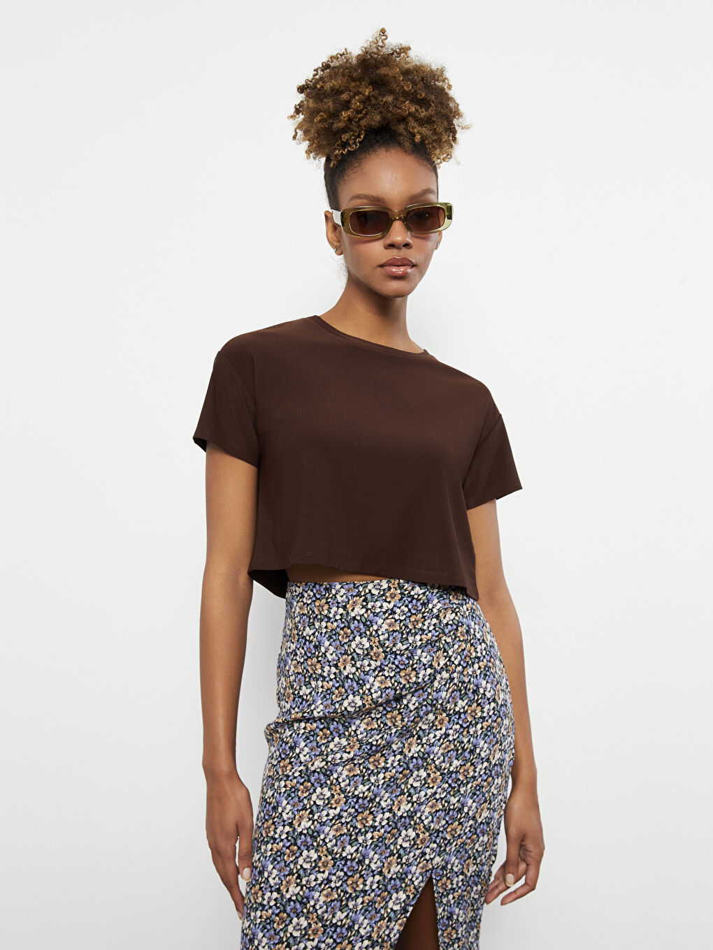 ياقة دائرية سادة كم قصير قميص قصير للسيدات