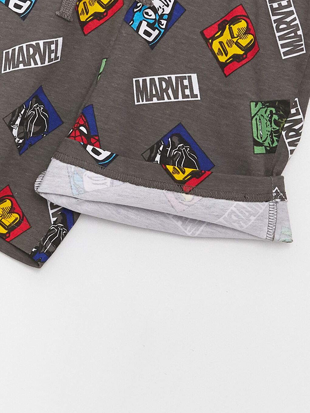 LCW Kids Šorts sa elastičnim strukom Marvel štampani za dečake -S3EO47Z4-LQ9