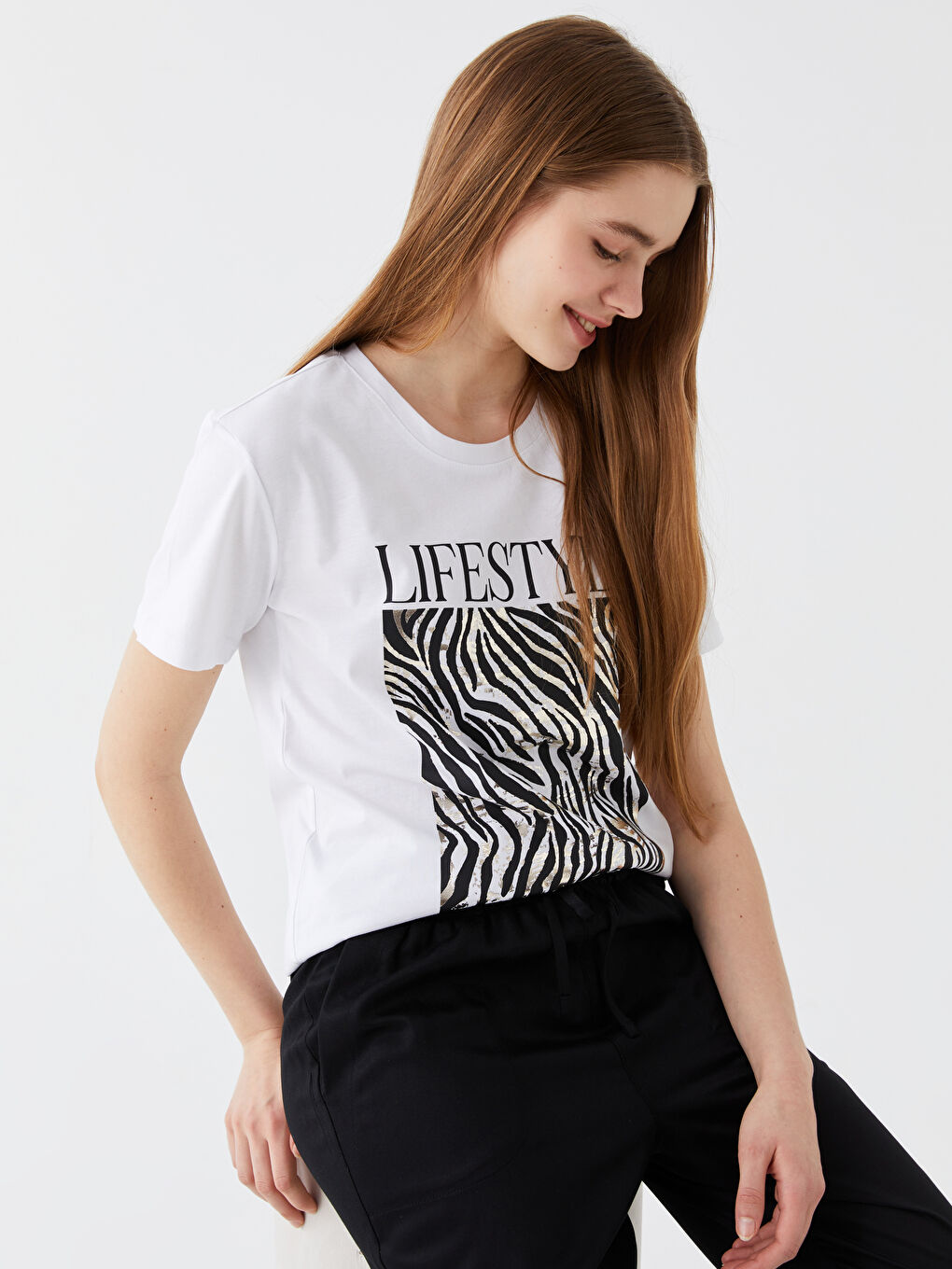 Beyaz Bisiklet Yaka Baskılı Kısa Kollu Kadın Tişört