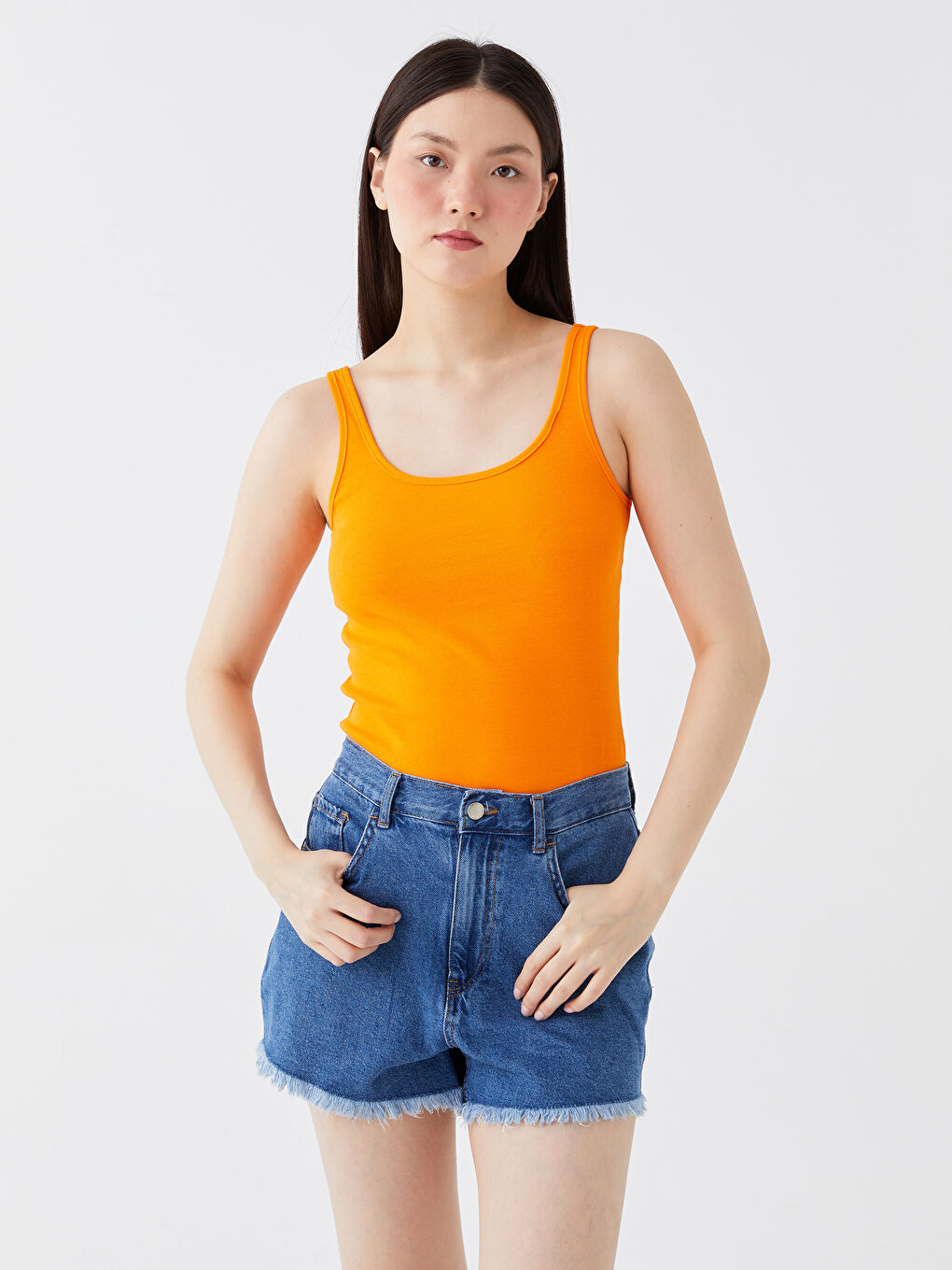 Женская майка с U-образным вырезом и однотонным дизайном-1