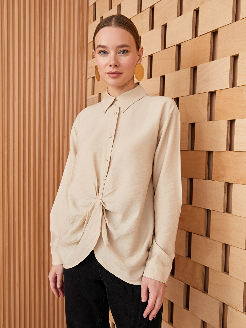 Блуза с яка, изчистена, с дълъг ръкав за жени