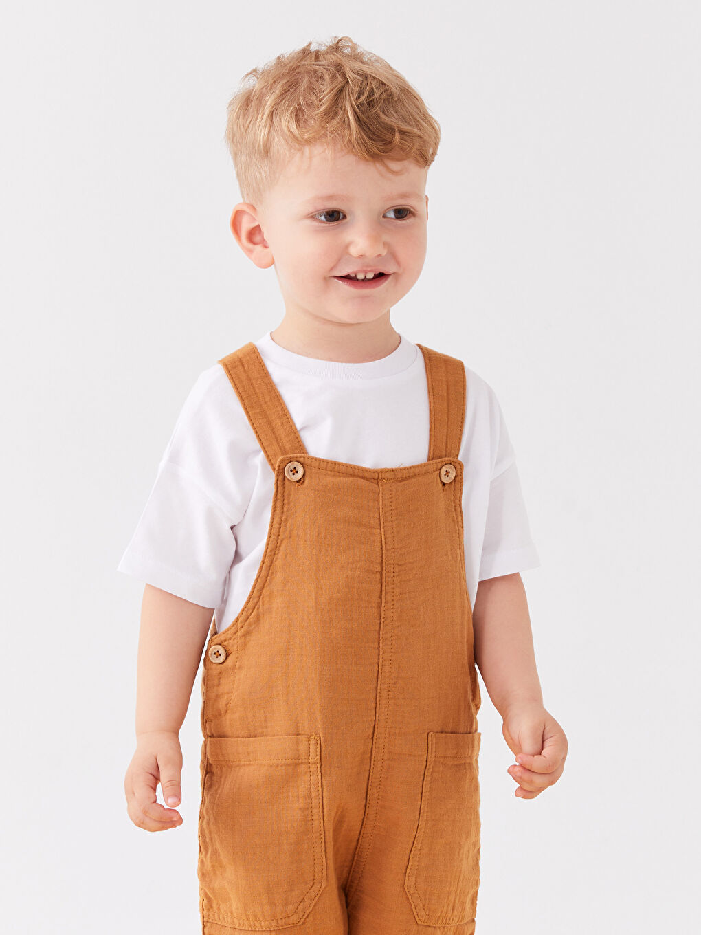 жолақты дөңгелек жағалы ұл бала футболкасы мен салопет 2 данадан тұратын жинақ-1