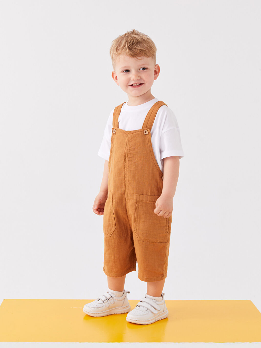 жолақты дөңгелек жағалы ұл бала футболкасы мен салопет 2 данадан тұратын жинақ-2