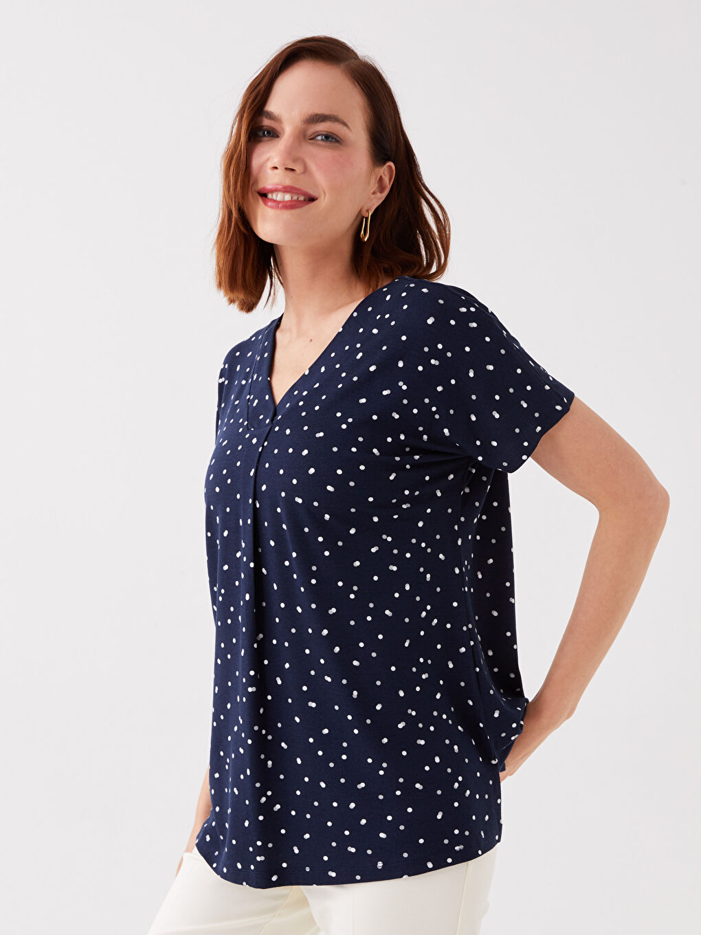 Lacivert V Yaka Puantiyeli Kısa Kollu Kadın Tişört