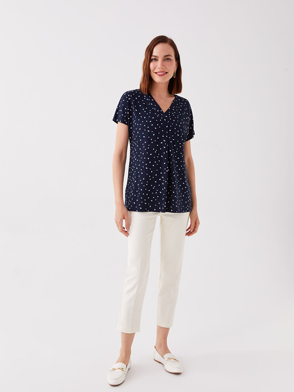 Lacivert V Yaka Puantiyeli Kısa Kollu Kadın Tişört-2