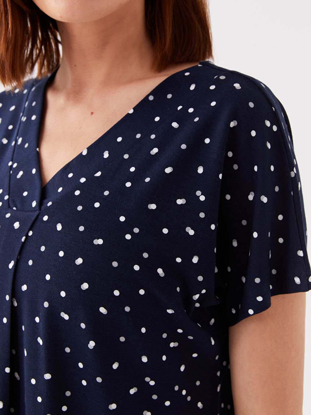 Lacivert V Yaka Puantiyeli Kısa Kollu Kadın Tişört-3