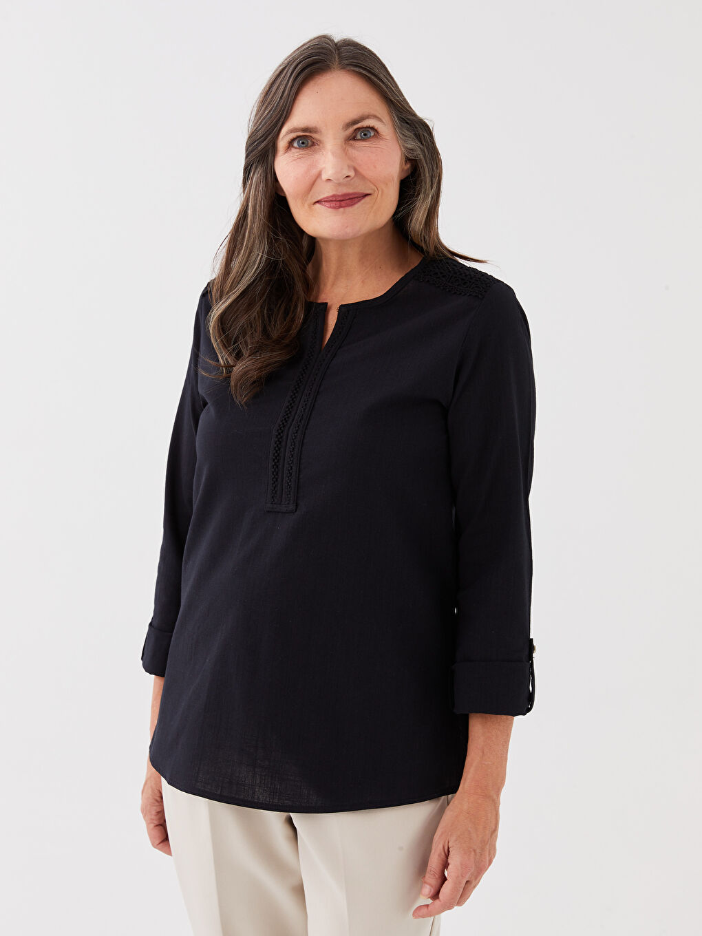 Siyah Kaçık Yaka Dantel Detaylı Uzun Kollu Kadın Bluz-1