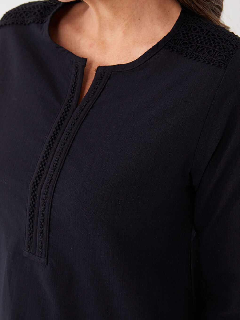 Siyah Kaçık Yaka Dantel Detaylı Uzun Kollu Kadın Bluz-3