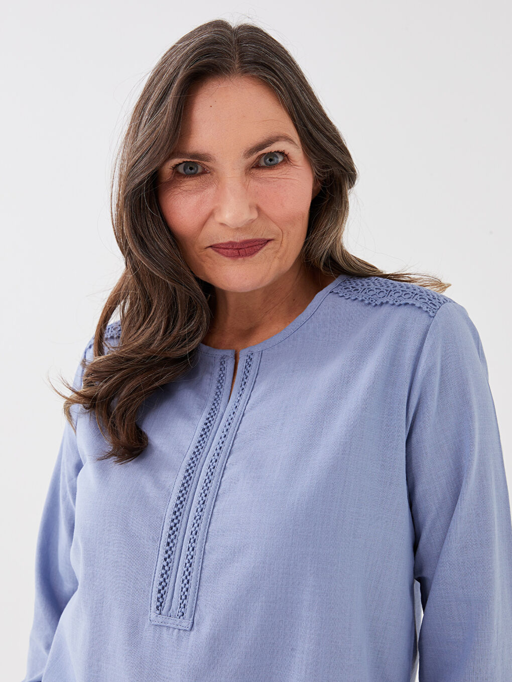 Mavi Kaçık Yaka Dantel Detaylı Uzun Kollu Kadın Bluz-1