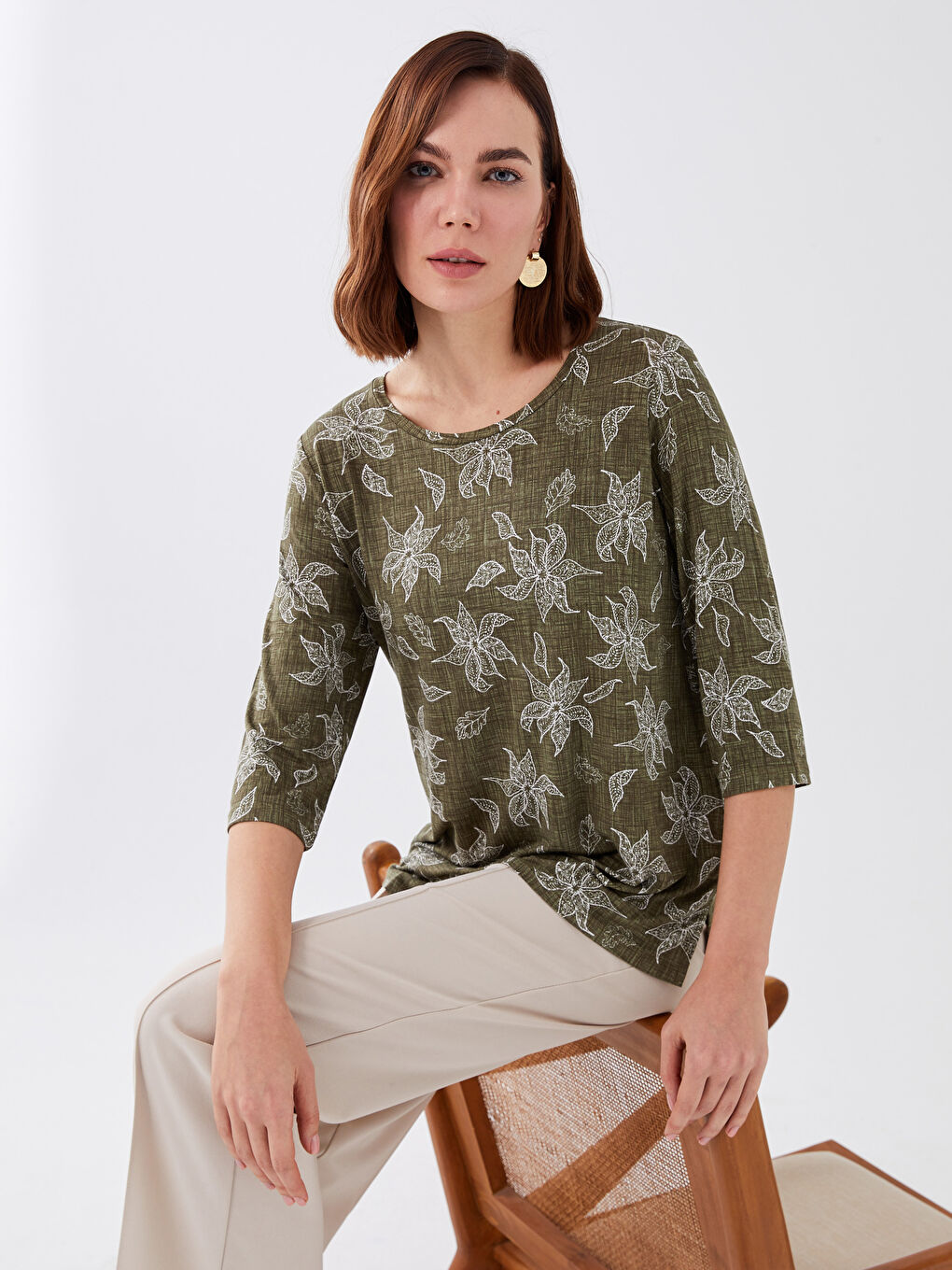 تي شيرت نسائي مطبوع برقبة دائرية