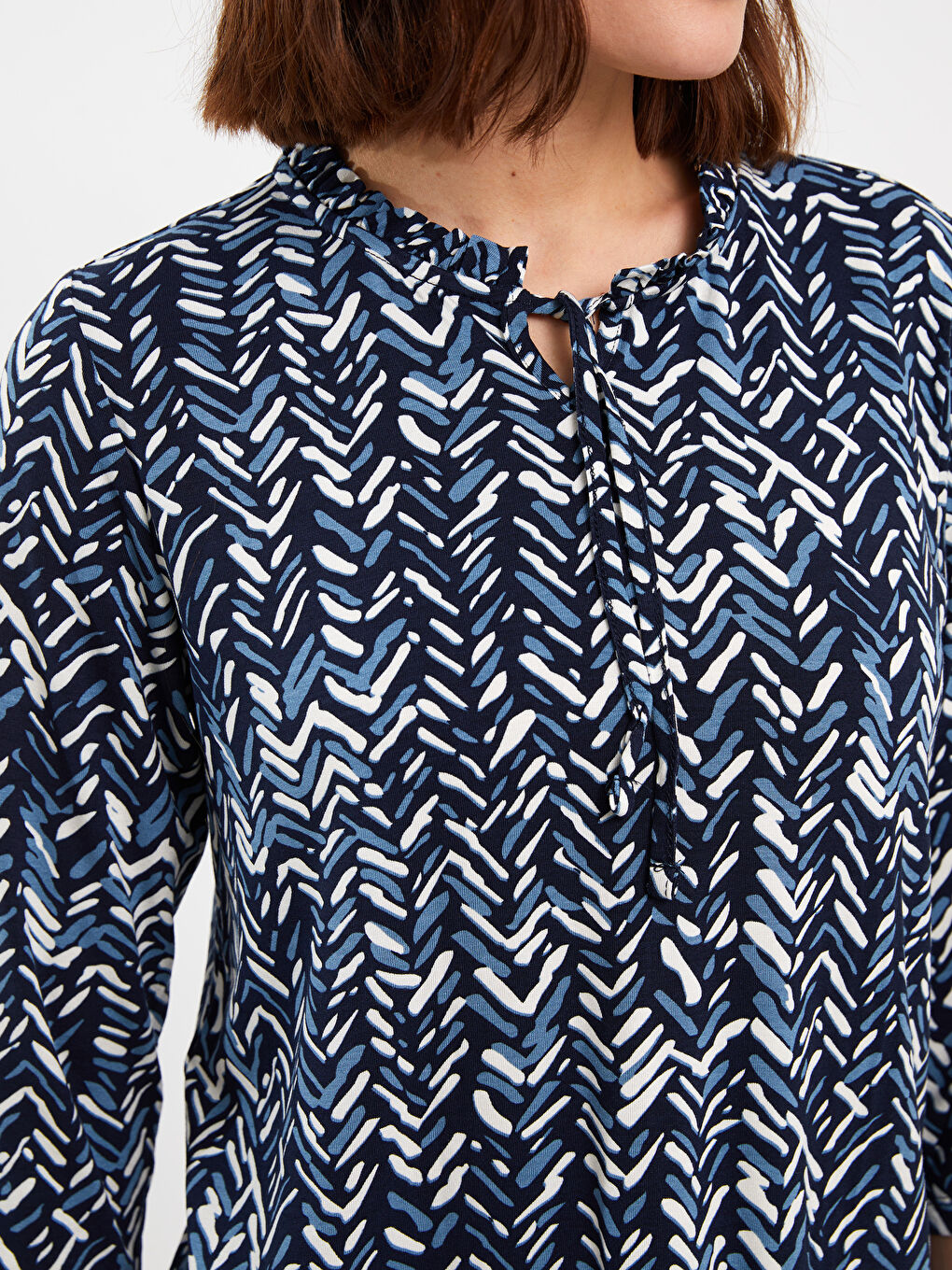 Lacivert Bağlamalı Yaka Desenli Kadın Bluz-3