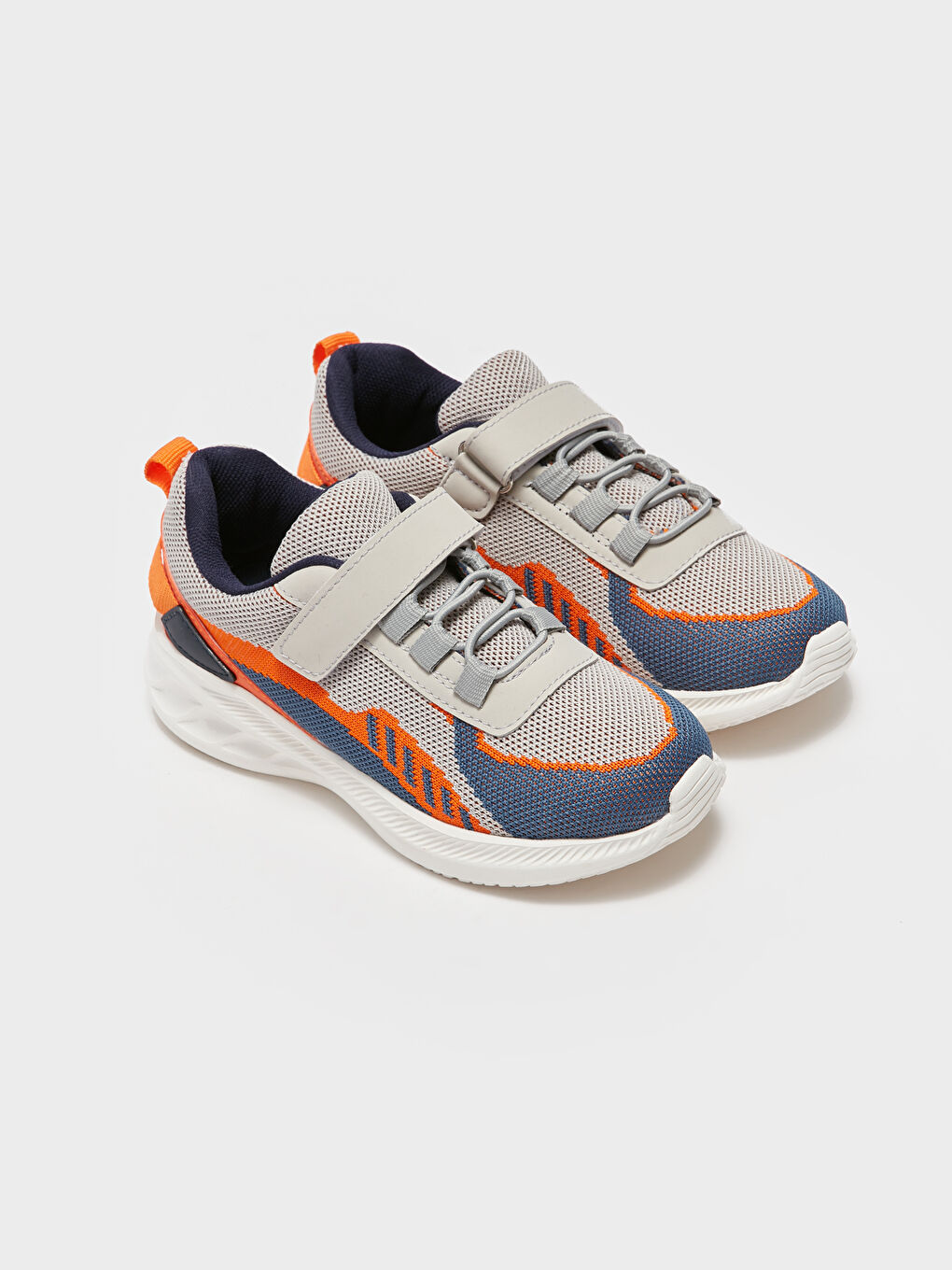 أحذية رياضية للأولاد بشريط لاصق