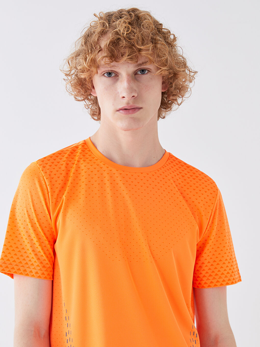 تيشيرت رياضي كم قصير بياقة دائرية للرجال