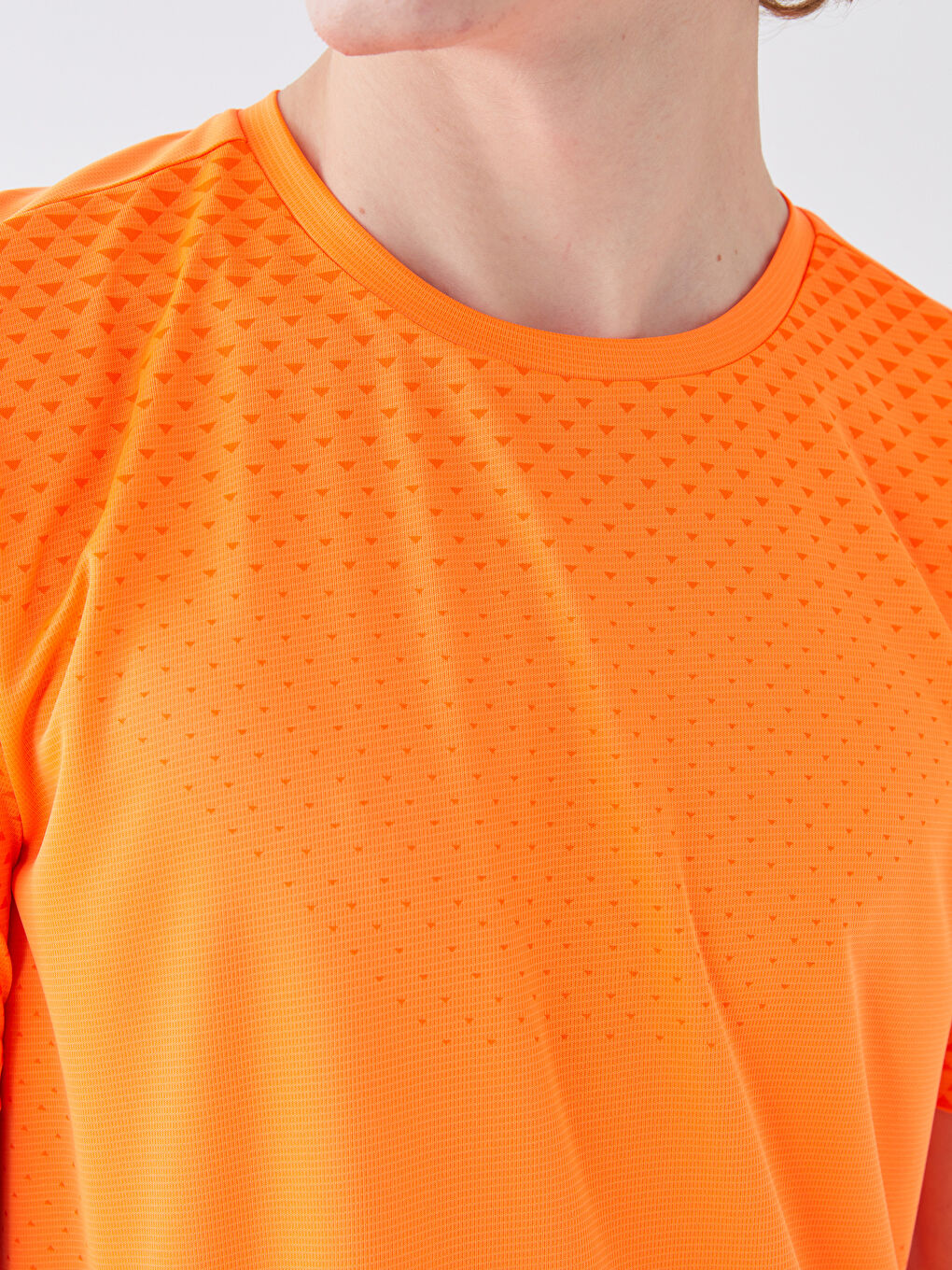 تيشيرت رياضي كم قصير بياقة دائرية للرجال-3