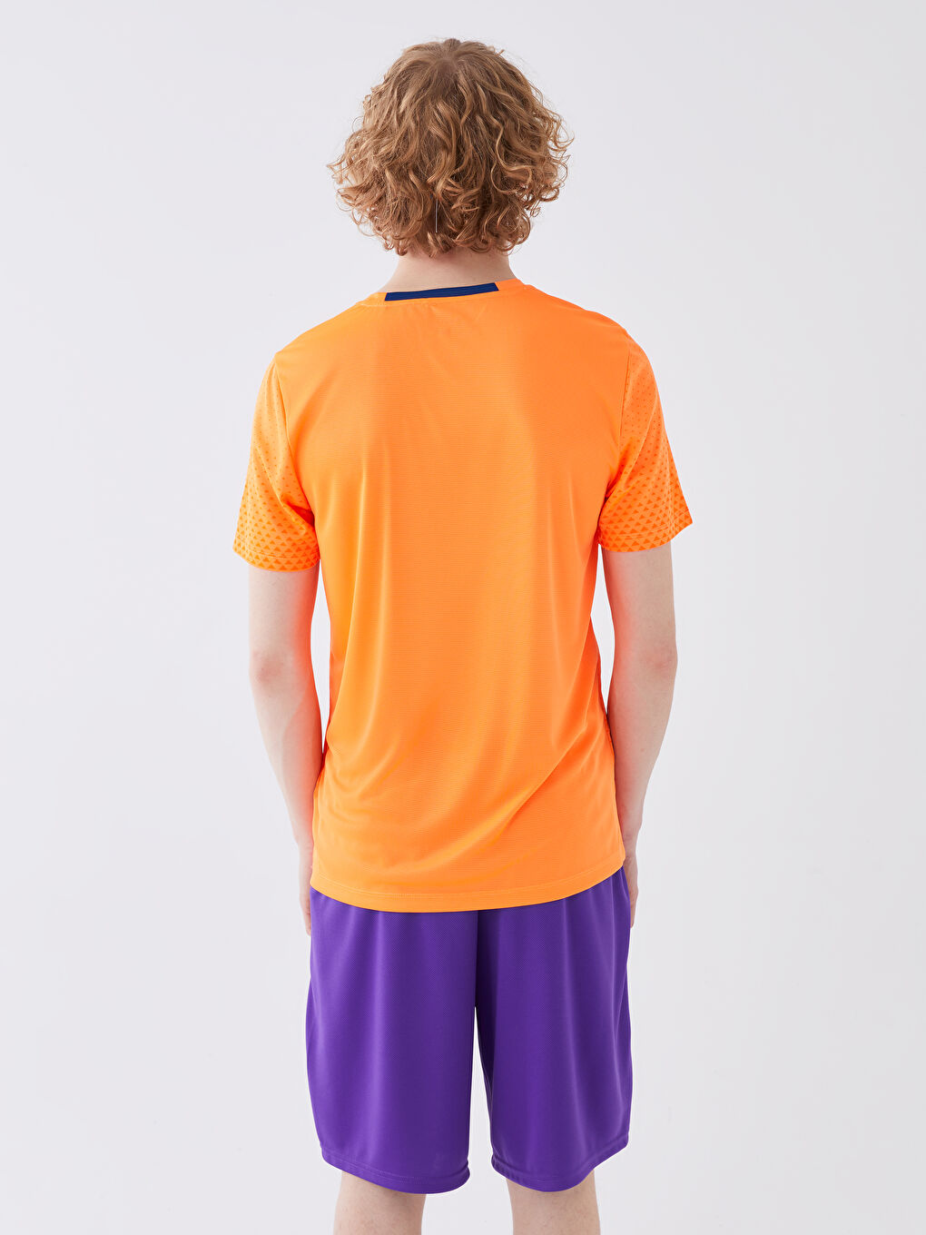 تيشيرت رياضي كم قصير بياقة دائرية للرجال-4