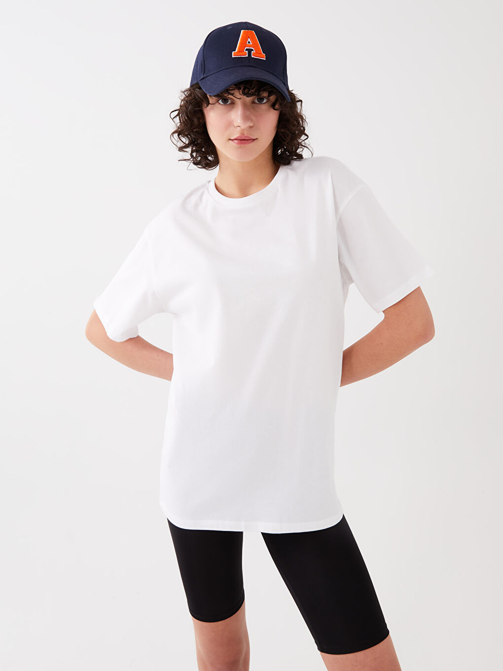 Beyaz Bisiklet Yaka Düz Kısa Kollu Kadın Tişört-1