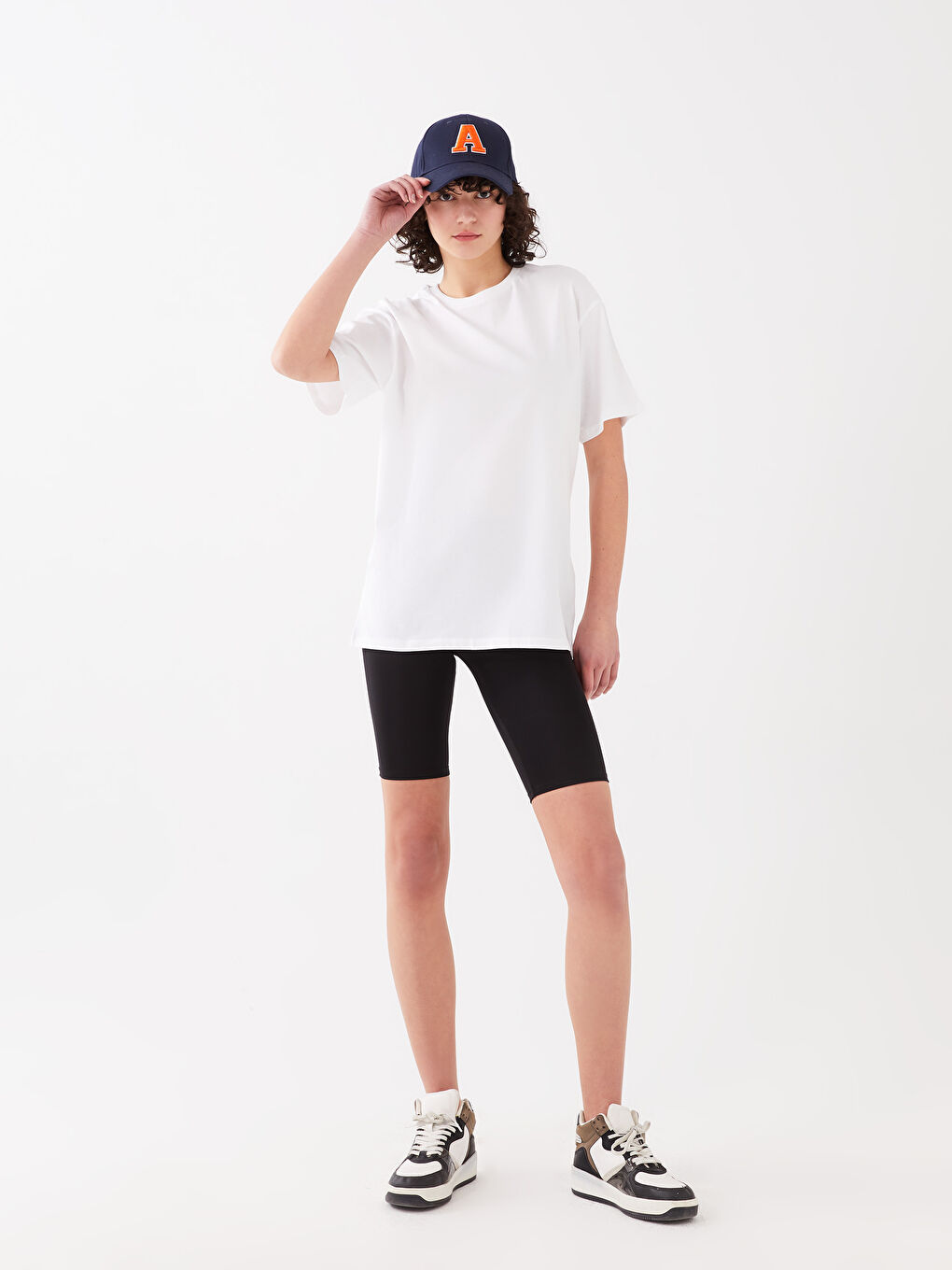 Beyaz Bisiklet Yaka Düz Kısa Kollu Kadın Tişört-2