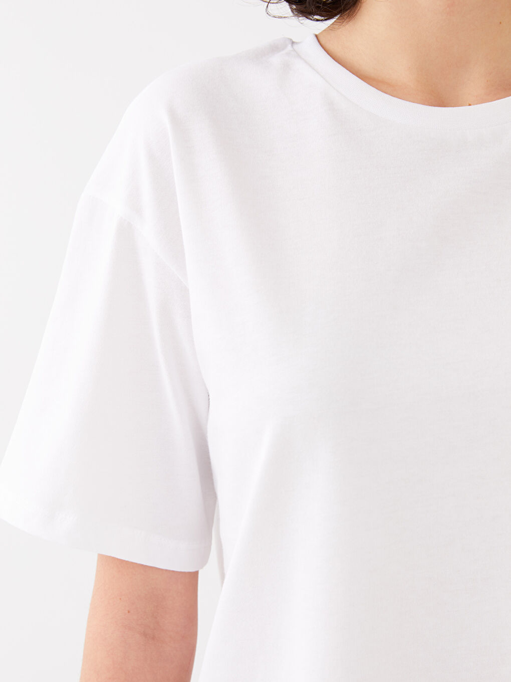 Beyaz Bisiklet Yaka Düz Kısa Kollu Kadın Tişört-3