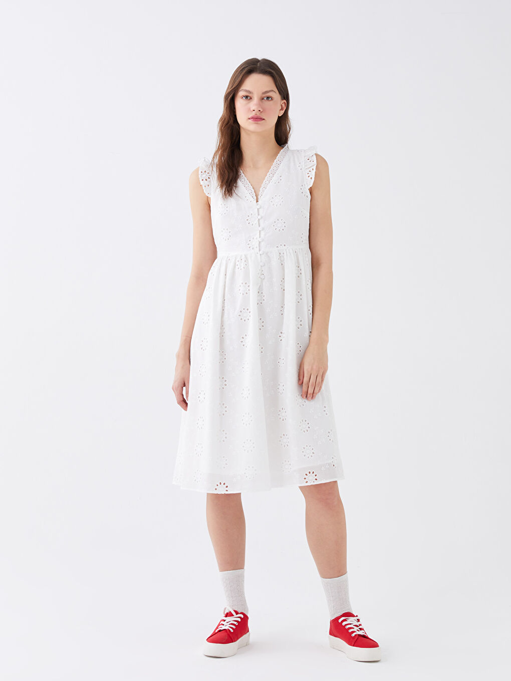 Beyaz V Yaka Kendinden Desenli Brode Kadın Elbise