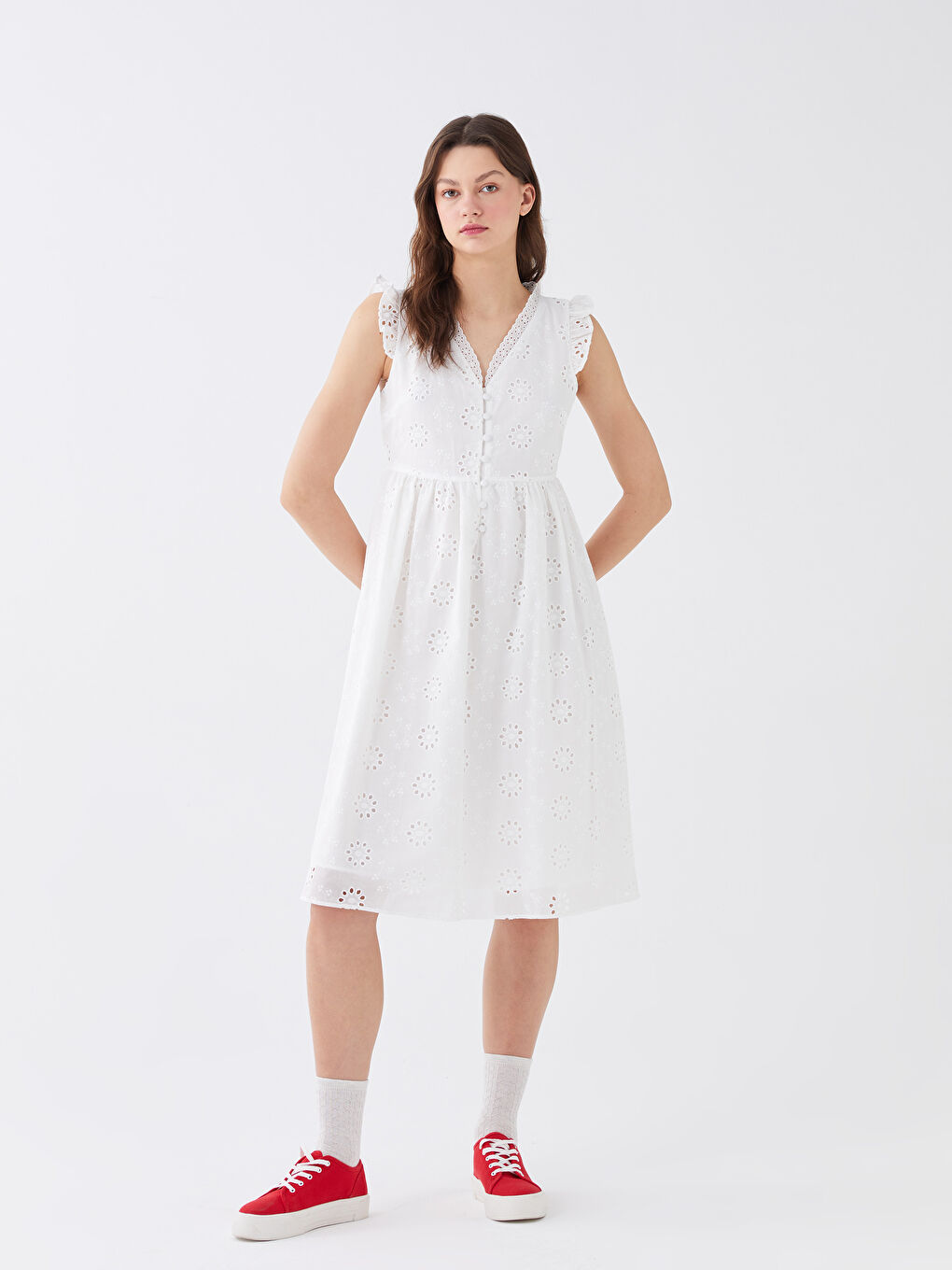 Beyaz V Yaka Kendinden Desenli Brode Kadın Elbise-1