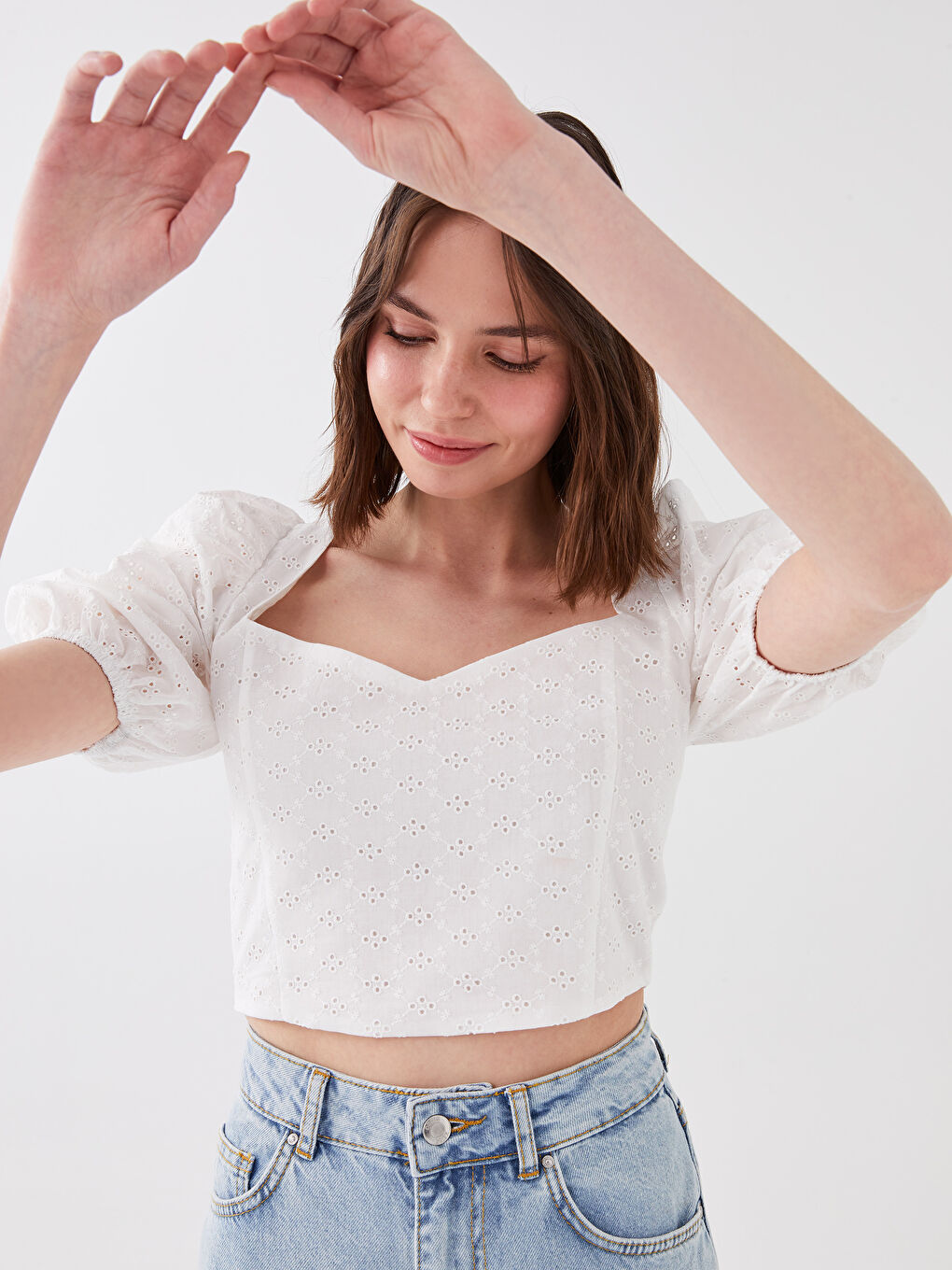 Әйелдерге арналған жүрек пішінді жаға өз өрнекті баллон жең қысқартылған блузка-2