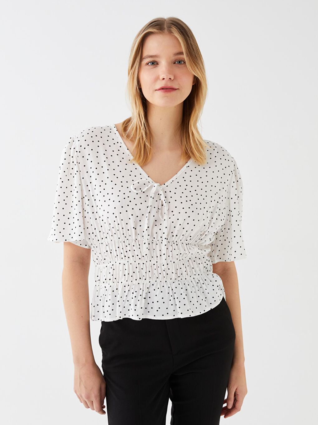 Ekru V Yaka Puantiyeli Kısa Kollu Oversize Kadın Bluz