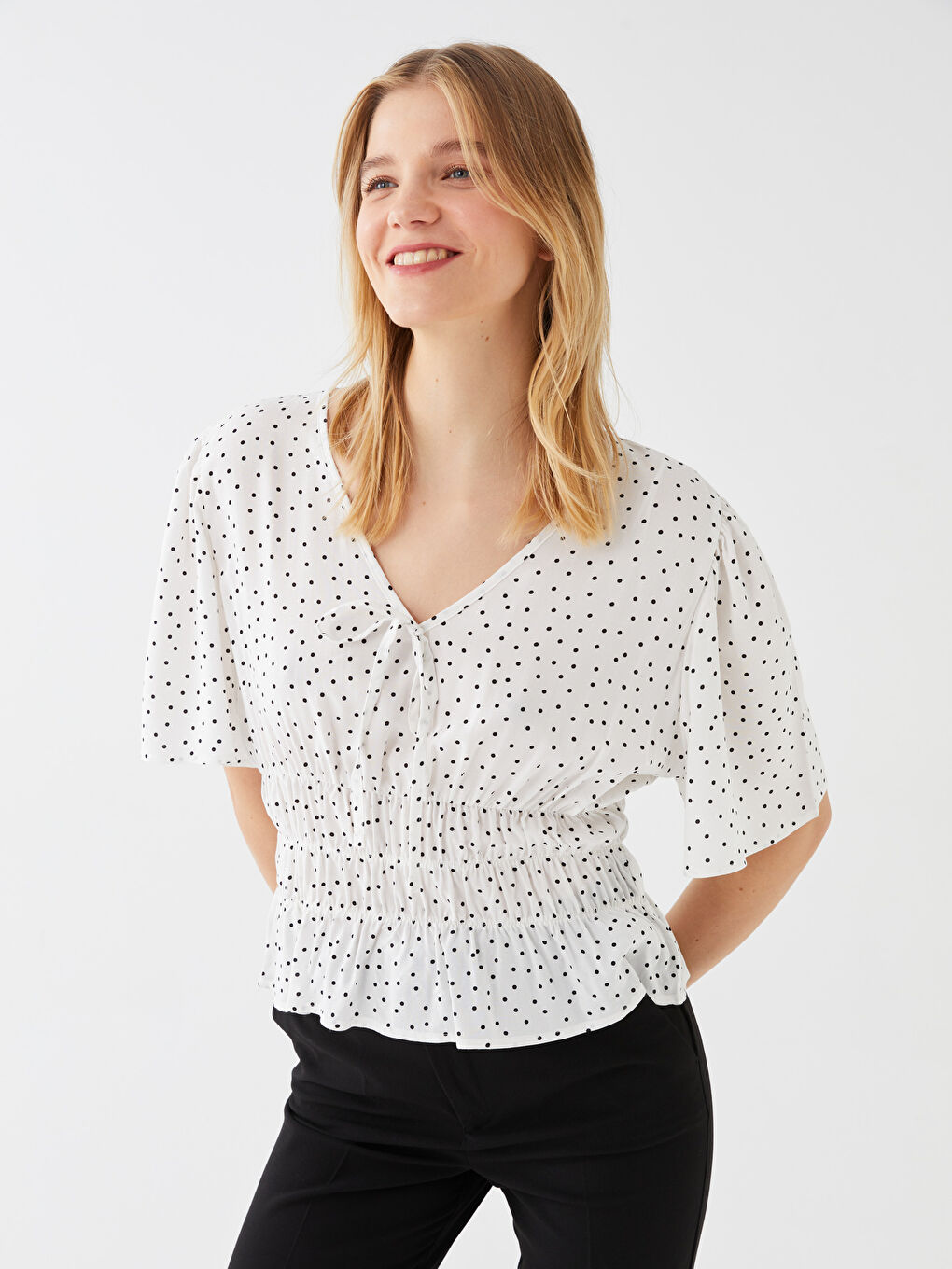 Ekru V Yaka Puantiyeli Kısa Kollu Oversize Kadın Bluz-1