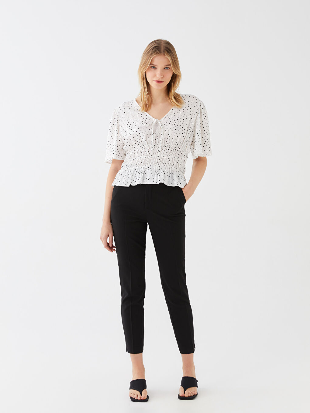 Ekru V Yaka Puantiyeli Kısa Kollu Oversize Kadın Bluz-2