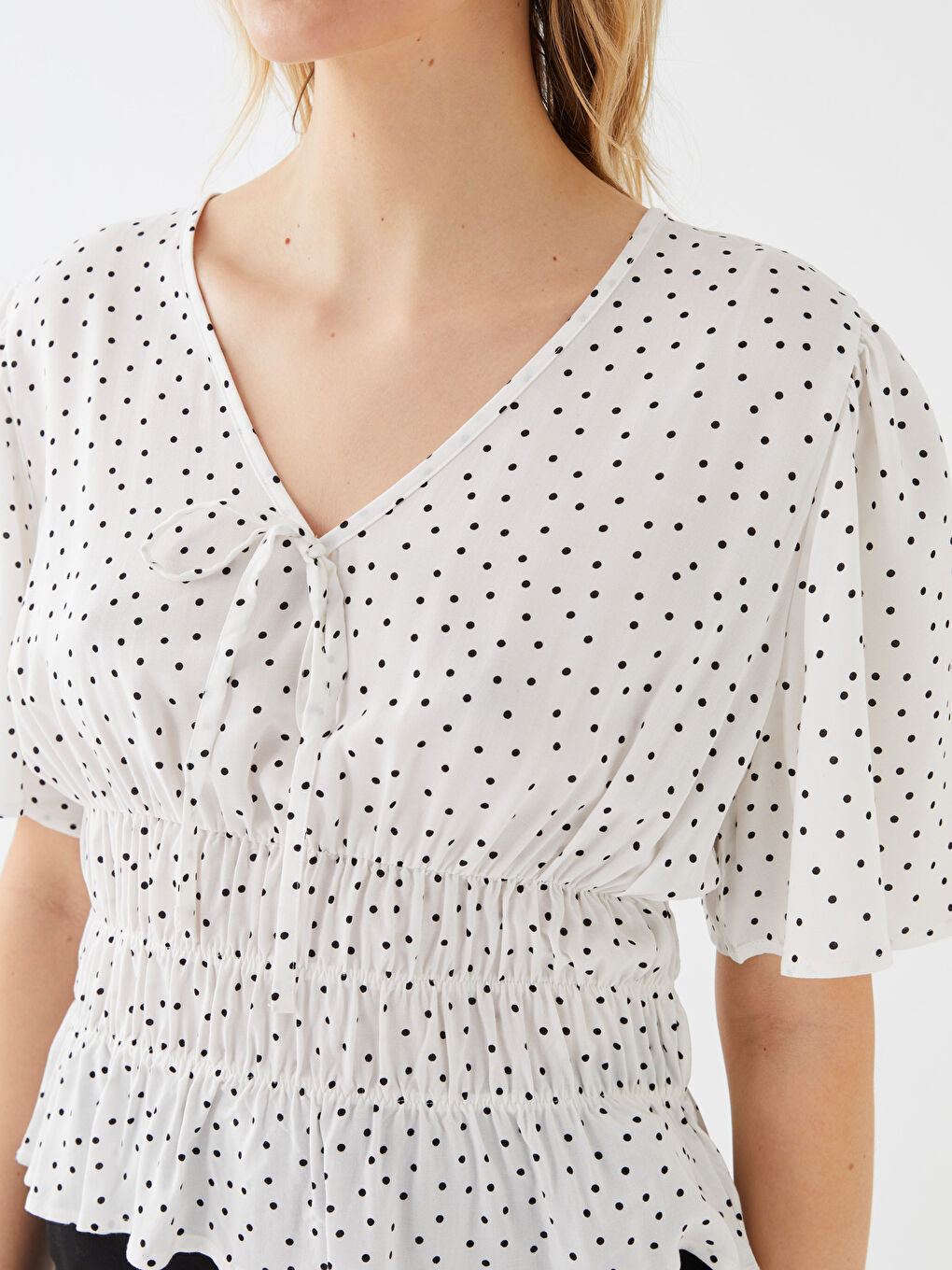 Ekru V Yaka Puantiyeli Kısa Kollu Oversize Kadın Bluz-3