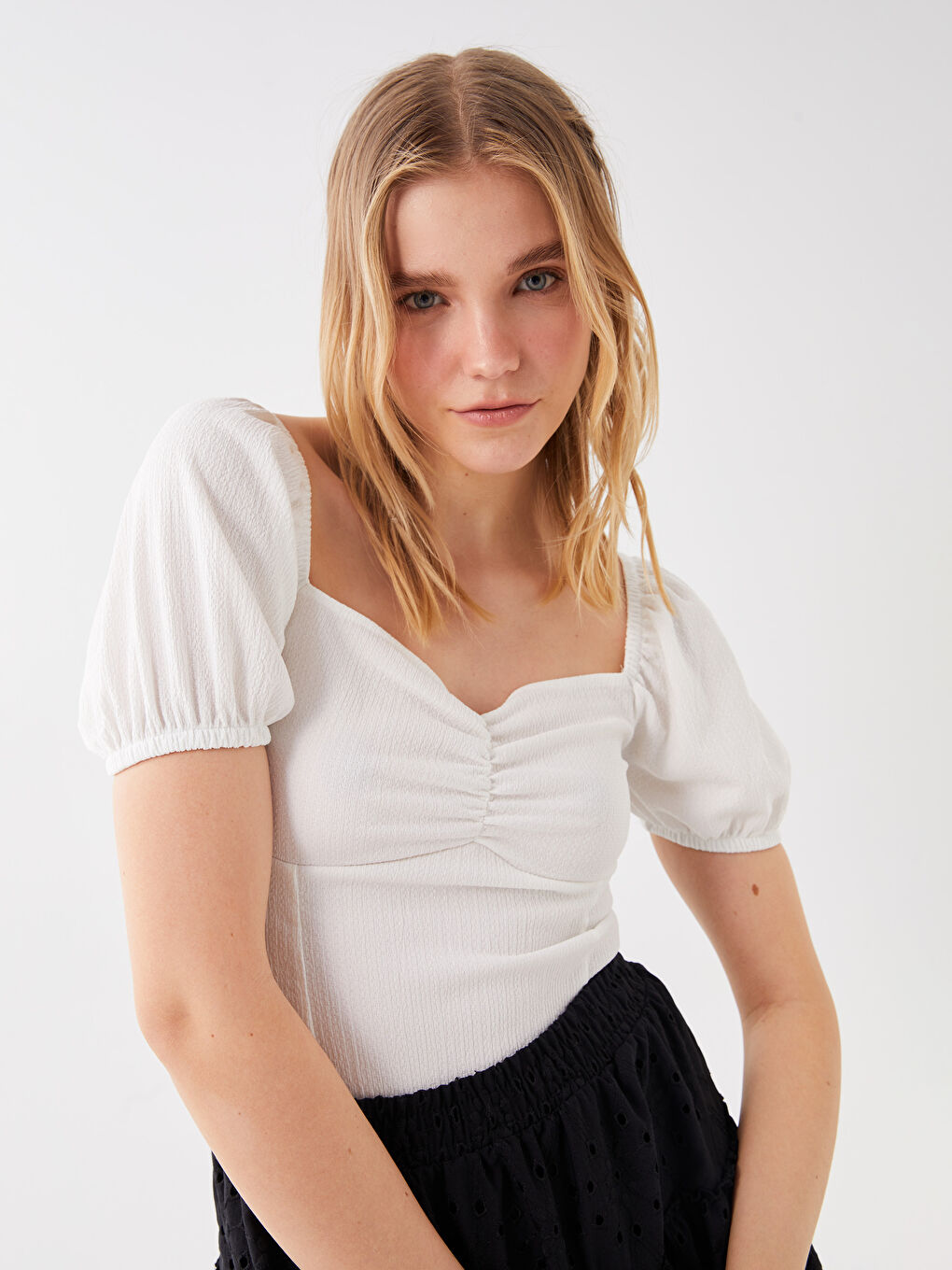 بلوزة نسائية بياقة على شكل قلب سادة وكم قصير-1