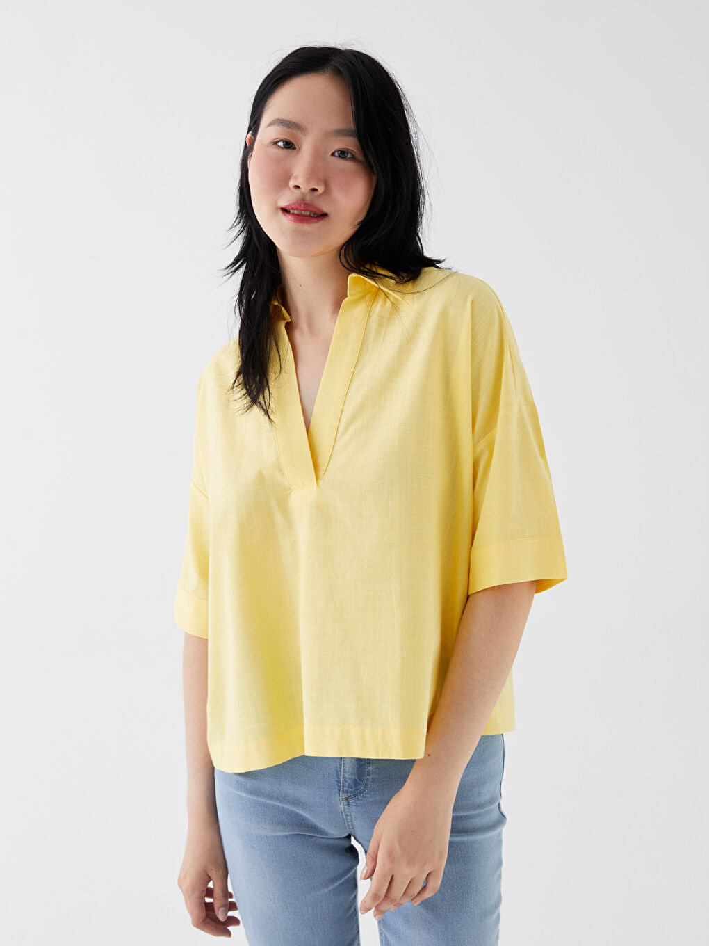 بلوزة أوفراسايز سادة بياقة قميص وكم قصير للسيدات