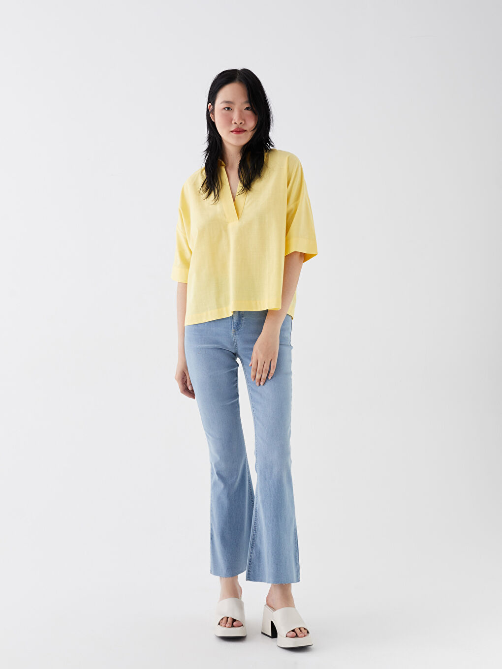 بلوزة أوفراسايز سادة بياقة قميص وكم قصير للسيدات-2