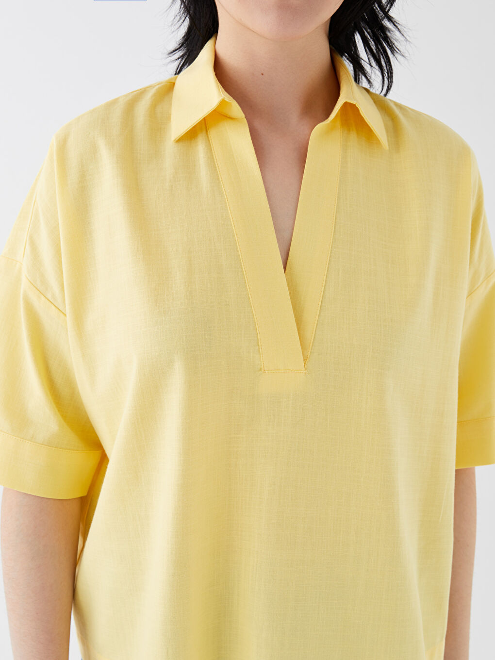 بلوزة أوفراسايز سادة بياقة قميص وكم قصير للسيدات-3