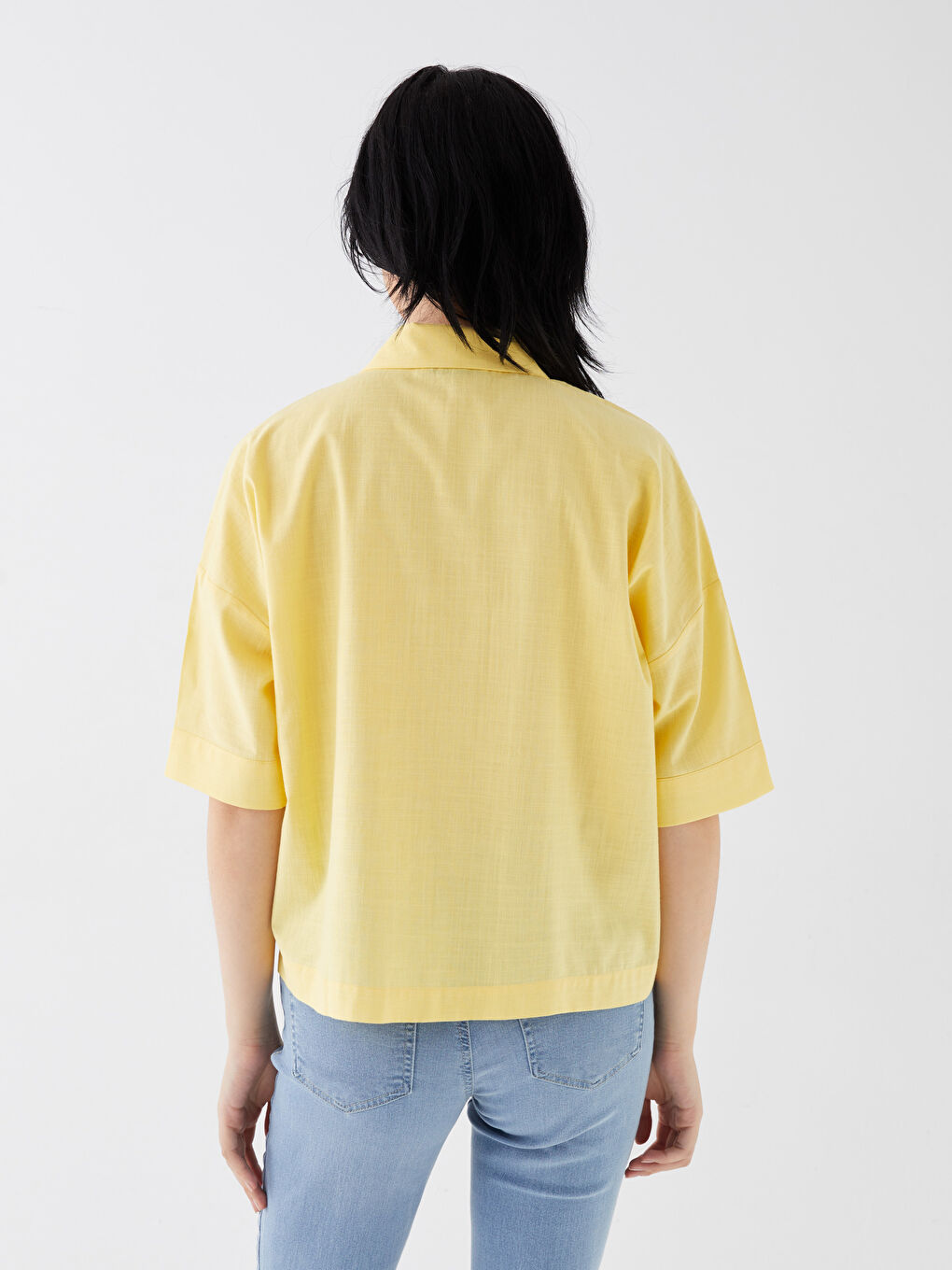 بلوزة أوفراسايز سادة بياقة قميص وكم قصير للسيدات-4