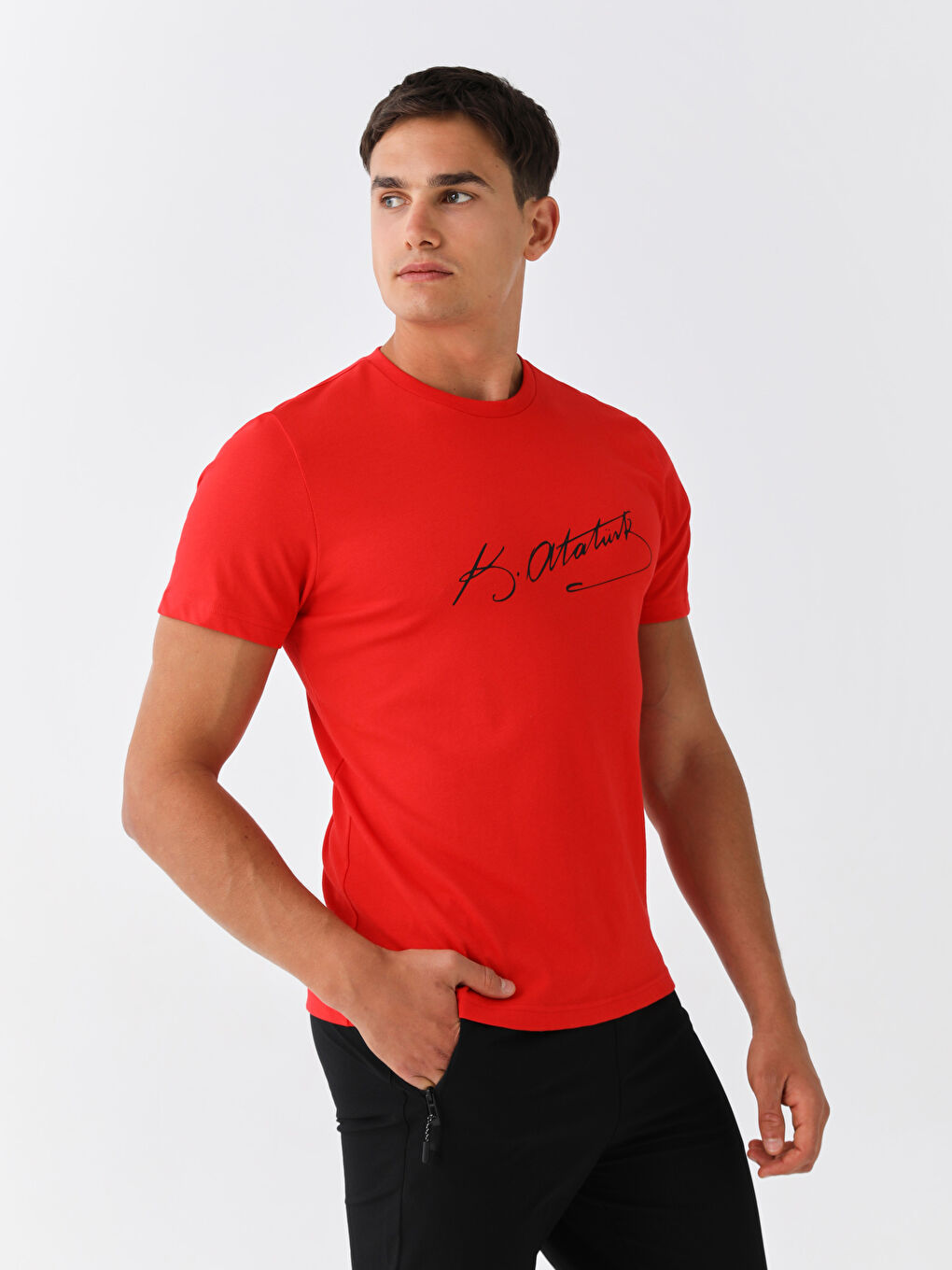 Kırmızı Bisiklet Yaka Kısa Kollu Atatürk İmzası Baskılı Erkek Tişört-1