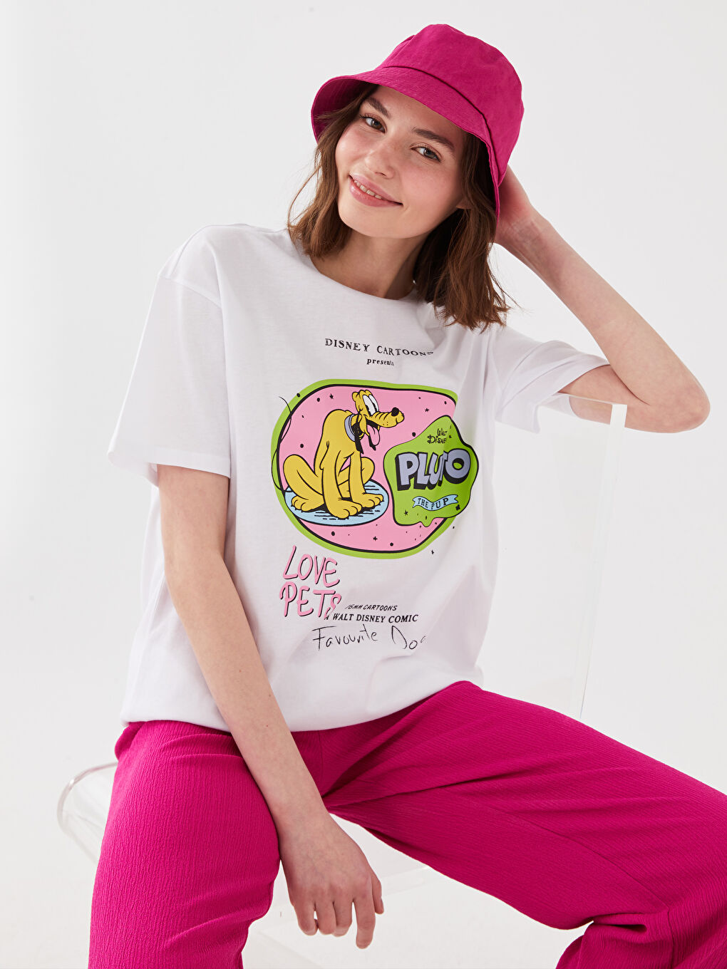 Beyaz Bisiklet Yaka Pluto Baskılı Kısa Kollu Kadın Tişört