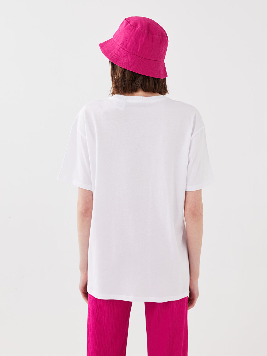 Beyaz Bisiklet Yaka Pluto Baskılı Kısa Kollu Kadın Tişört-4