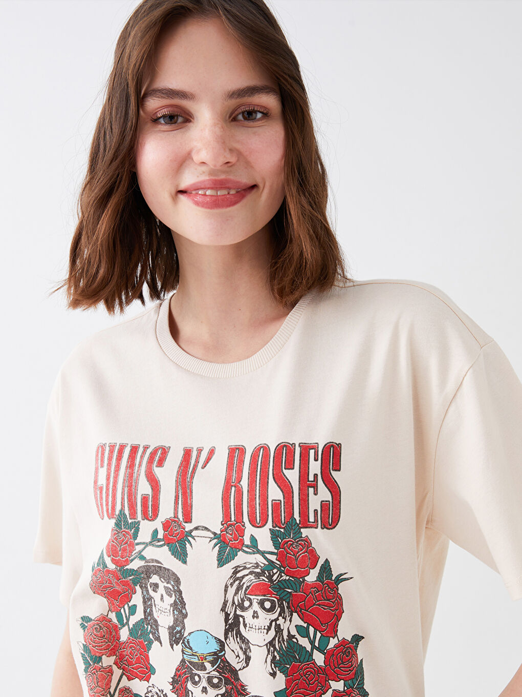 Bej Guns N'Roses Baskılı Kısa Kollu Kadın Tişört-1