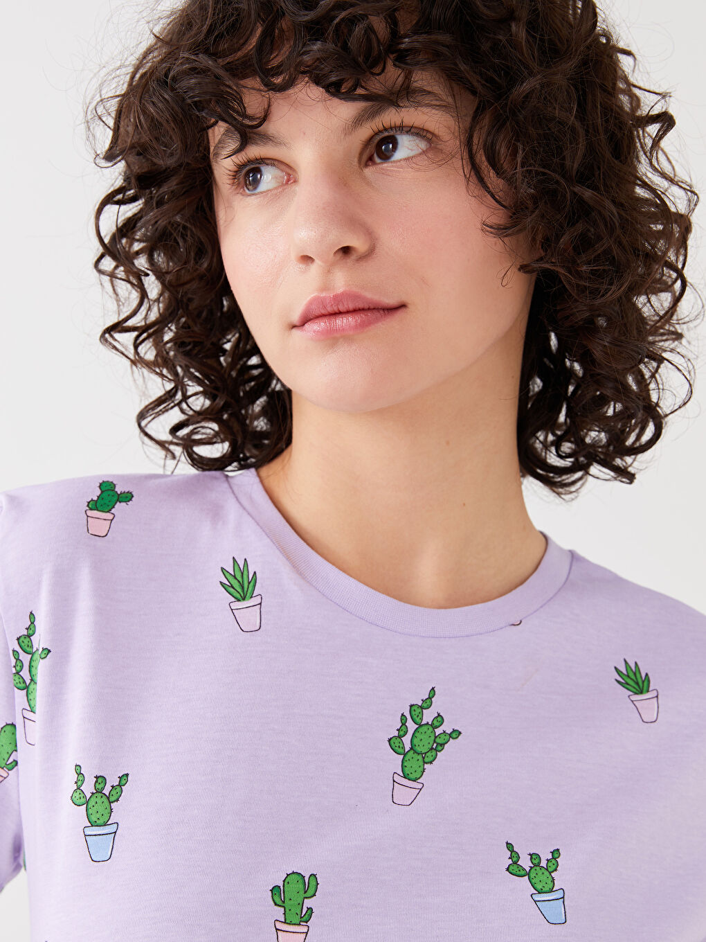 Lila Bisiklet Yaka Desenli Kısa Kollu Kadın Tişört-1