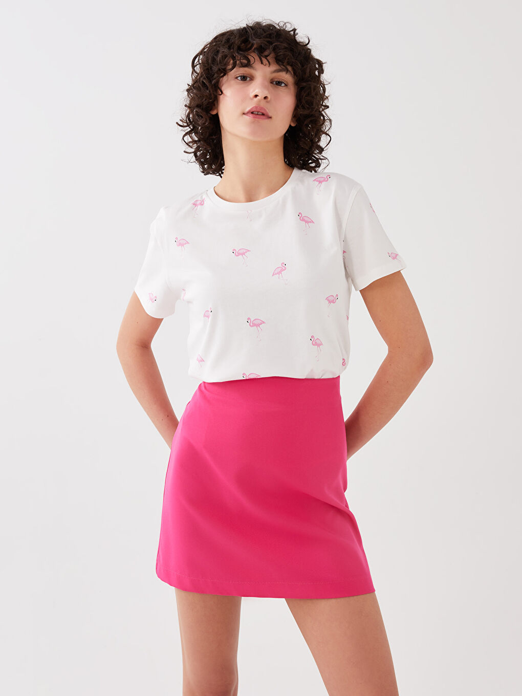 Әйелдерге арналған дөңгелек жағалы өрнекті қысқа жең футболка-1