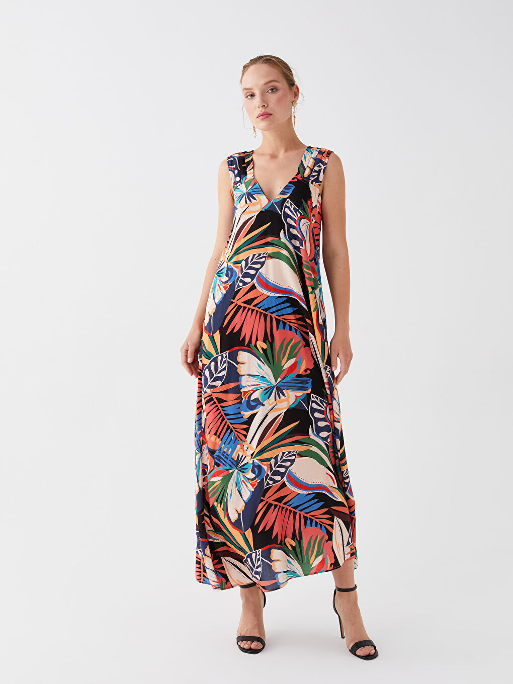 Karışık V Yaka Desenli Askılı Kadın Elbise