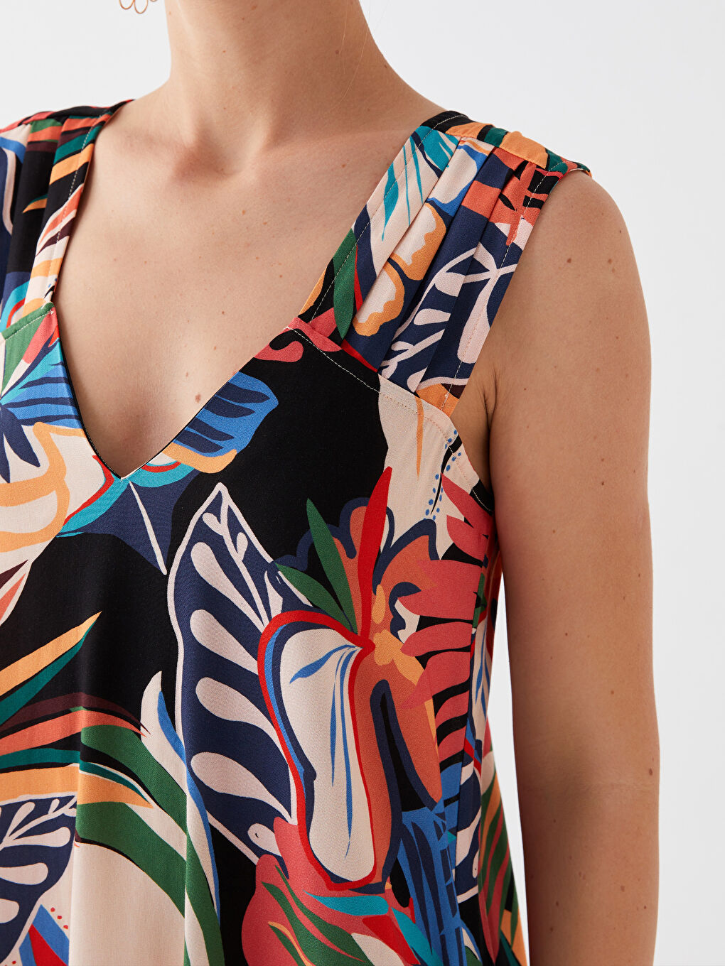 Karışık V Yaka Desenli Askılı Kadın Elbise-3